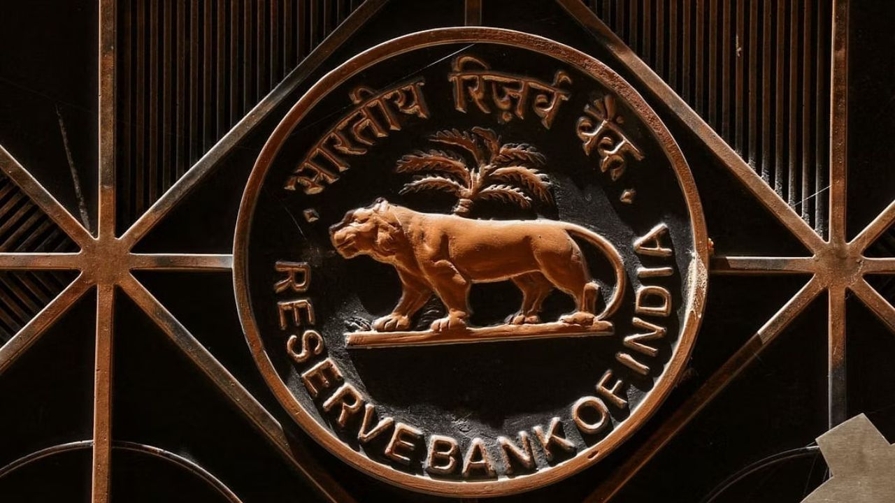 RBI reduced repo rate: घर और कार लोन सस्ते होंगे, लेकिन एफडी पर मिलेगा कम ब्याज