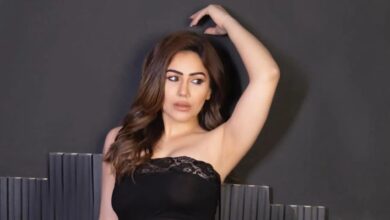 Kangana Sharma Falls: उच्च हील्स में बैलेंस खोकर गिरी कंगना शर्मा, ड्रेस को लेकर हो रही ट्रोलिंग