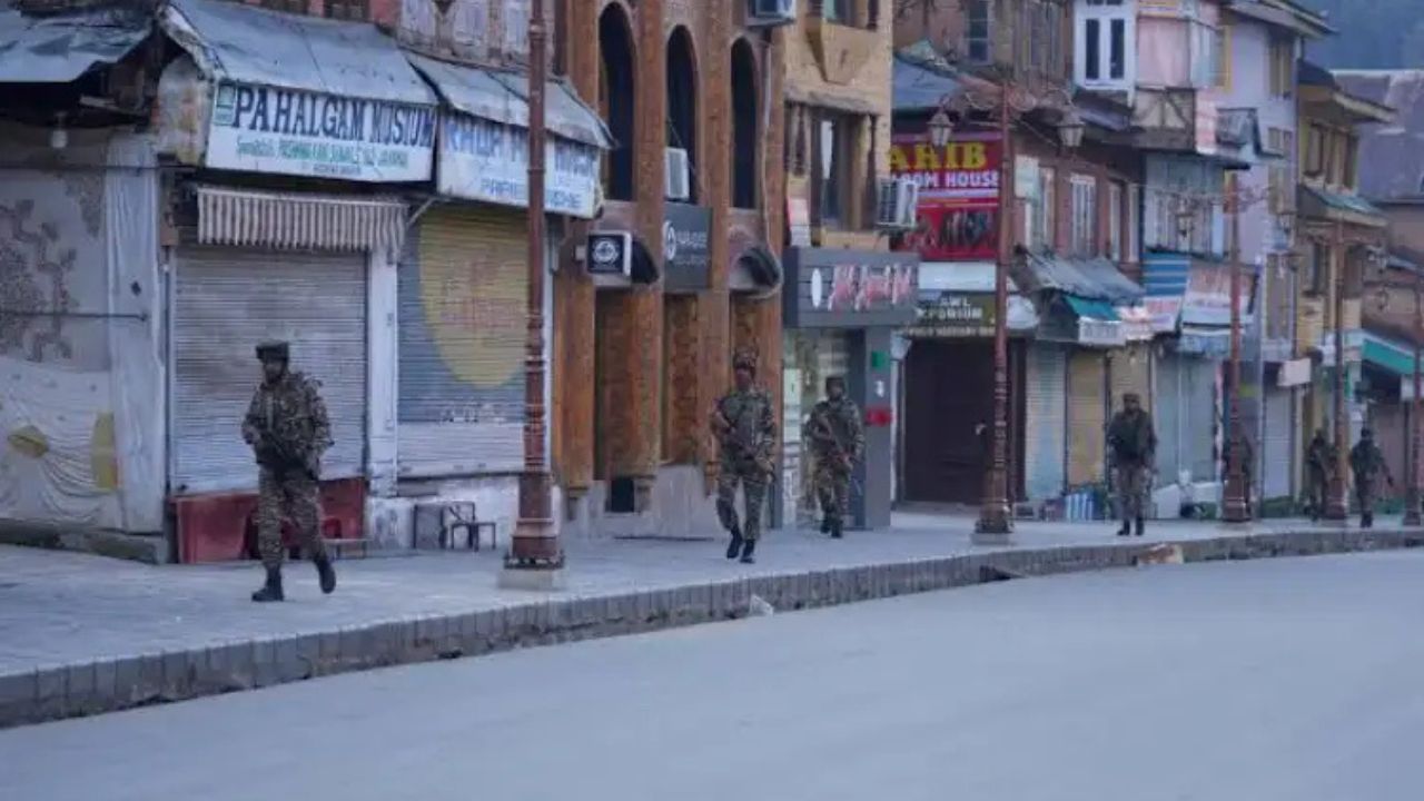 Pahalgam: पर्यटन नहीं आतंक का निशाना बनी कश्मीर की खुशहाली! पहलगाम की गलियों में छा गया डर और सन्नाटा