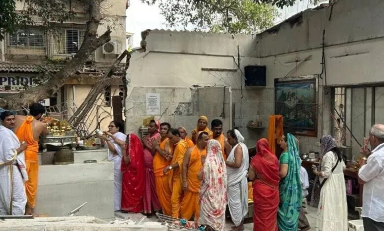 Mumbai News: टूटे मंदिर में शुरू हुई पूजा लेकिन टूटी दीवारें बोल रही हैं दर्द की कहानी