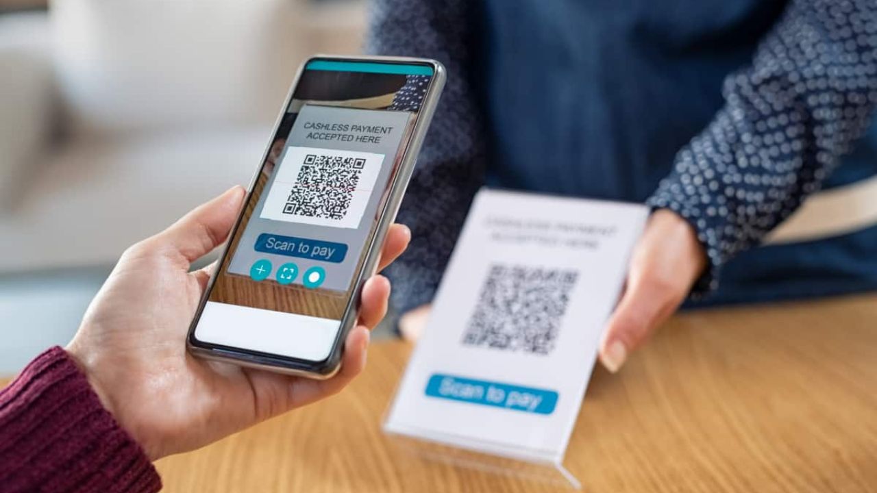 QR Code: UPI से लेकर WhatsApp Web तक QR कोड कैसे बन गया हर काम का राजा