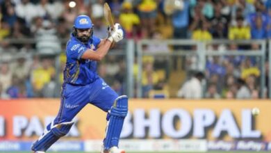 IPL 2025: रोहित शर्मा से माफी मांगते हुए दिखे यह खिलाड़ी, जानिए क्या है पूरी कहानी