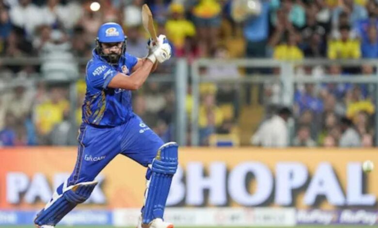 IPL 2025: रोहित शर्मा से माफी मांगते हुए दिखे यह खिलाड़ी, जानिए क्या है पूरी कहानी