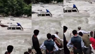 Uttarkashi Accident: नदी में समा गई कार, लेकिन बोनट बना जिंदगी का सहारा! उत्तरकाशी से रोंगटे खड़े कर देने वाला वीडियो