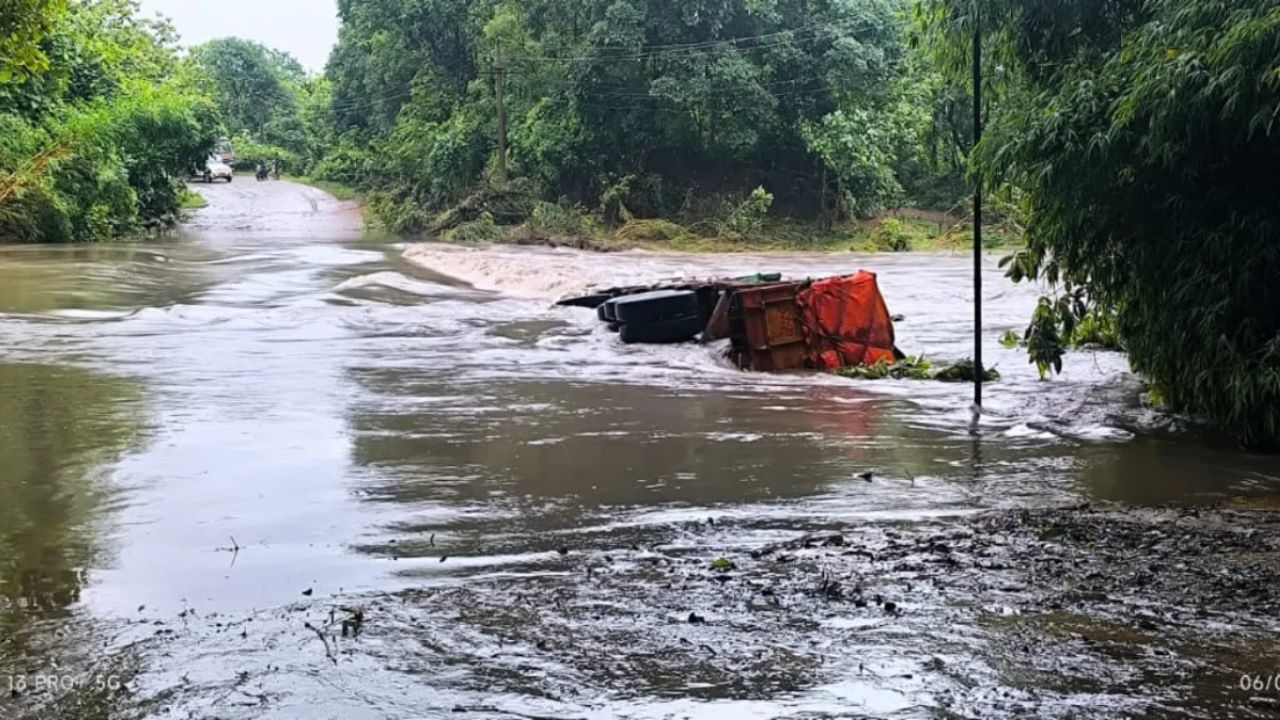 Odisha Accident: ओडिशा के बेलपहाड़ में भयंकर बारिश का कहर! चौनरी महुल पुल से गिरा भारी ट्रक