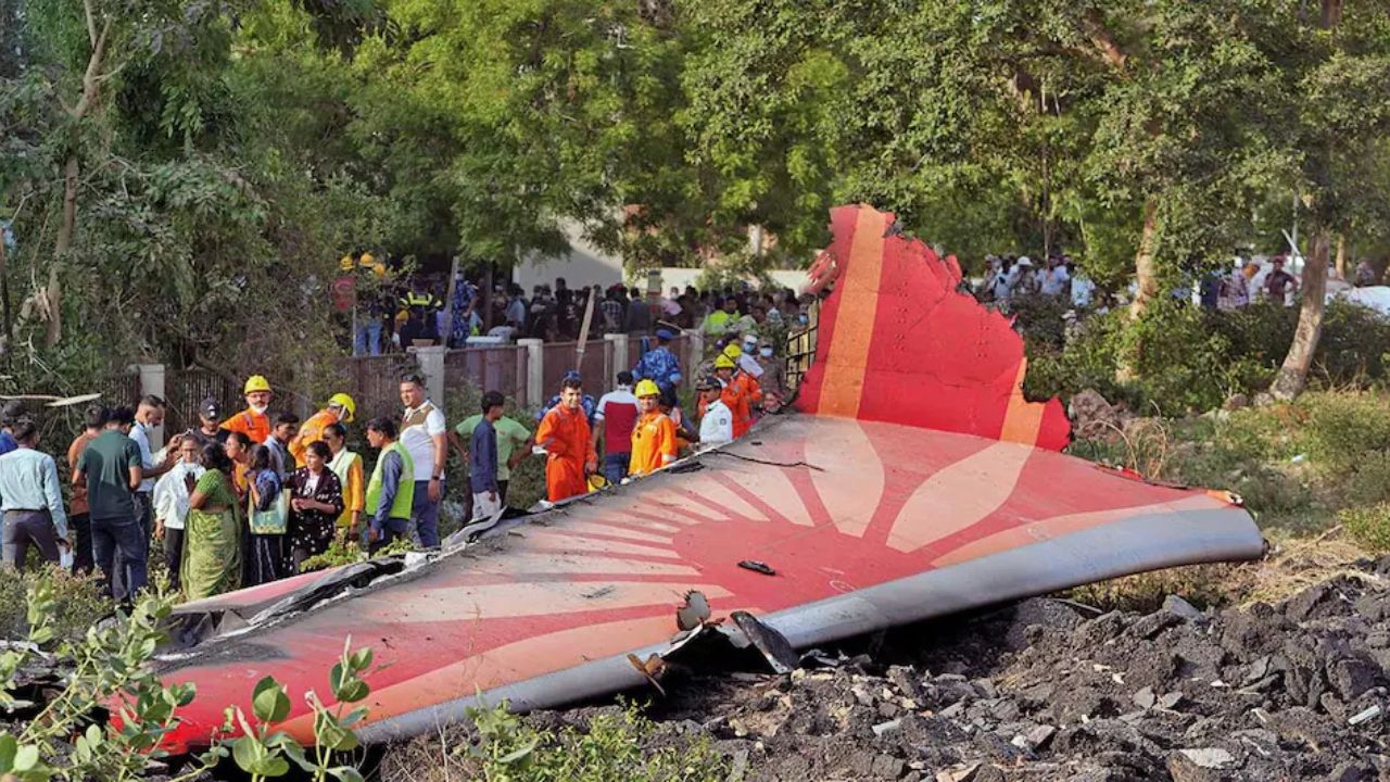 Ahmedabad plane crash की रिपोर्ट में खुलासा, पायलट्स की बातचीत से बढ़ी रहस्य की परतें