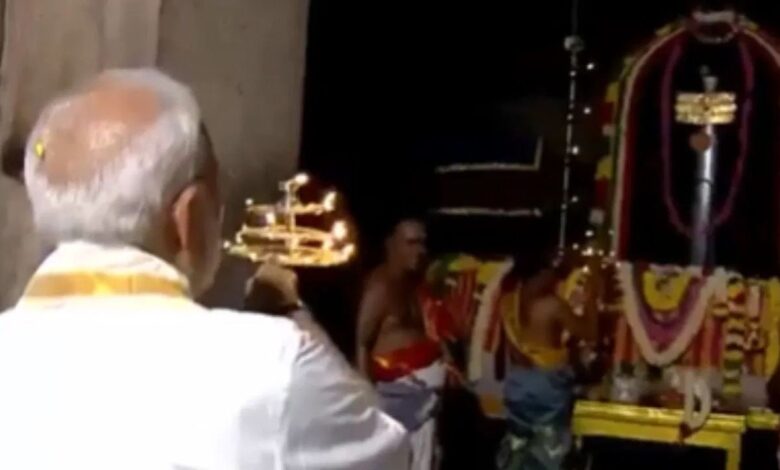 PM Modi: तमिलनाडु में मोदी का पारंपरिक अवतार! राजेन्द्र चोल की जयंती पर अतीत से जुड़ने की कोशिश