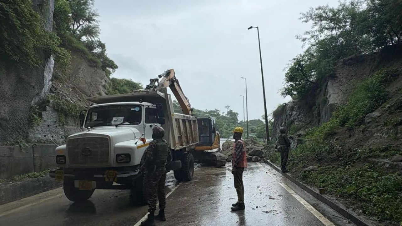 लद्दाख में भारतीय सेना की गाड़ी के ऊपर गिरी चट्टान, एक अधिकारी समेत 3 जवानों की मौत, 3 गंभीर रूप से घायल