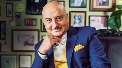 Anupam Kher का टॉयलेट साइन पर कन्फ्यूजन वाला वीडियो वायरल, लोग बोले- हमारे साथ भी हुआ ऐसा