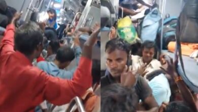 Indian train viral video: रेलवे स्लीपर बोगी या जनरल डिब्बा? कन्फर्म यात्री को सीट छोड़नी पड़ी, रेलवे से लगाई गुहार!