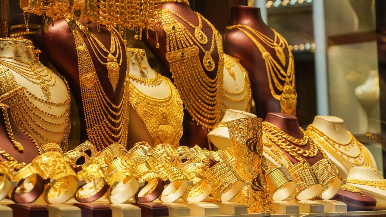 Gold Prices in India: सोने की कीमतें फिर पहुंचीं ₹1,00,555 पर, अमेरिकी आंकड़ों से मचा बाजार में नया तूफान