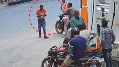 Indore News: हेलमेट के बिना पेट्रोल से इनकार, युवक ने चाकू निकालकर दी धमकी, फिर पेट्रोल टैंक पर फेंकी आग