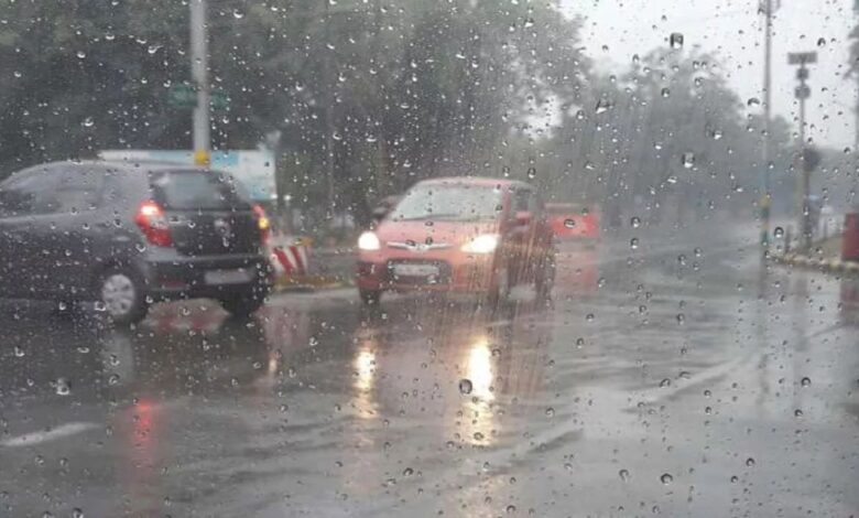 Weather Today: दिल्ली में बारिश से तापमान गिरा, UP-बिहार में बाढ़ जैसे हालात, उत्तराखंड में भारी बारिश का अलर्ट
