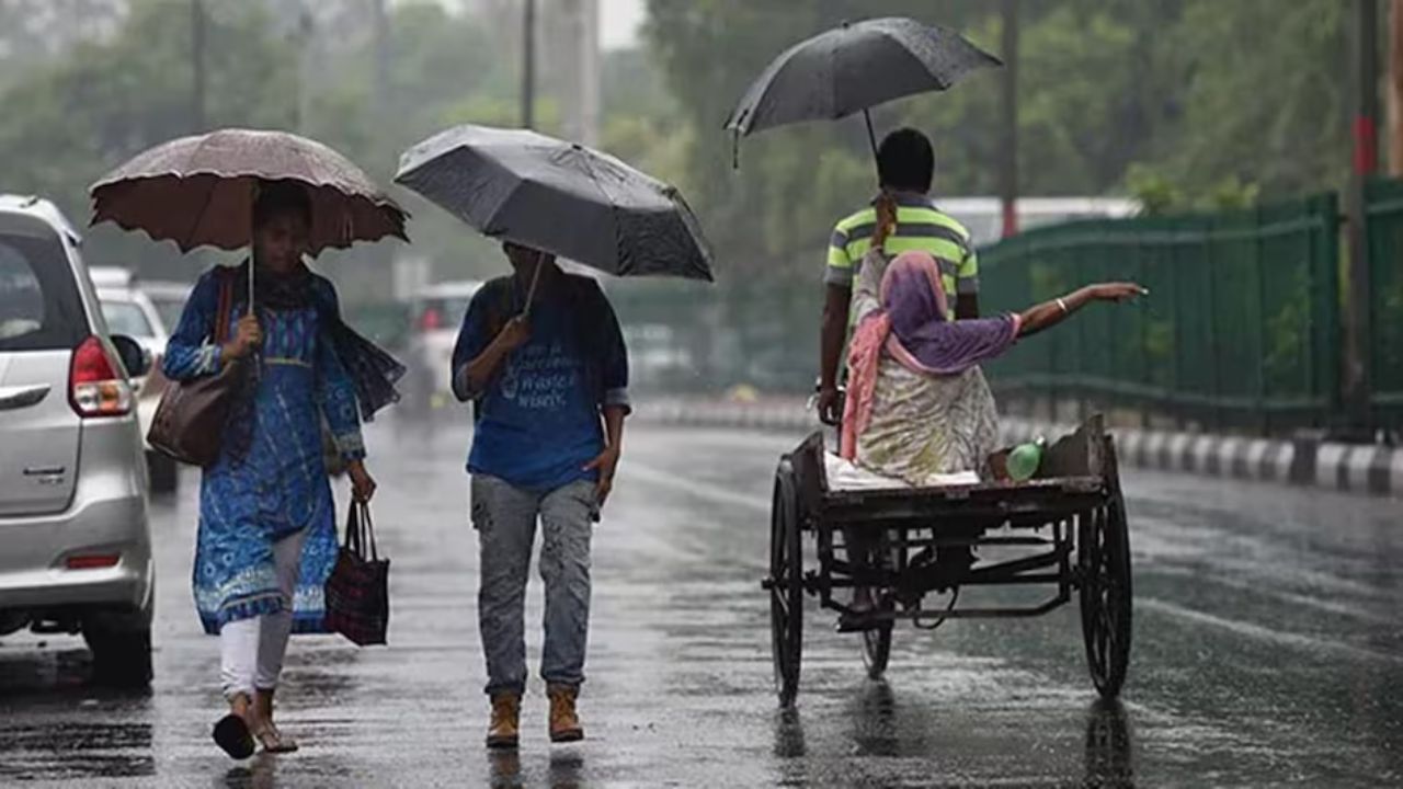 Weather Today: दिल्ली में बारिश से तापमान गिरा, UP-बिहार में बाढ़ जैसे हालात, उत्तराखंड में भारी बारिश का अलर्ट