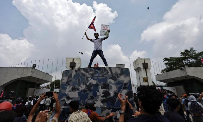 Social Media Ban in Nepal: नेपाल में सोशल मीडिया बैन के विरोध में भड़के युवा, विरोध हिंसक हुआ और एक व्यक्ति की मौत