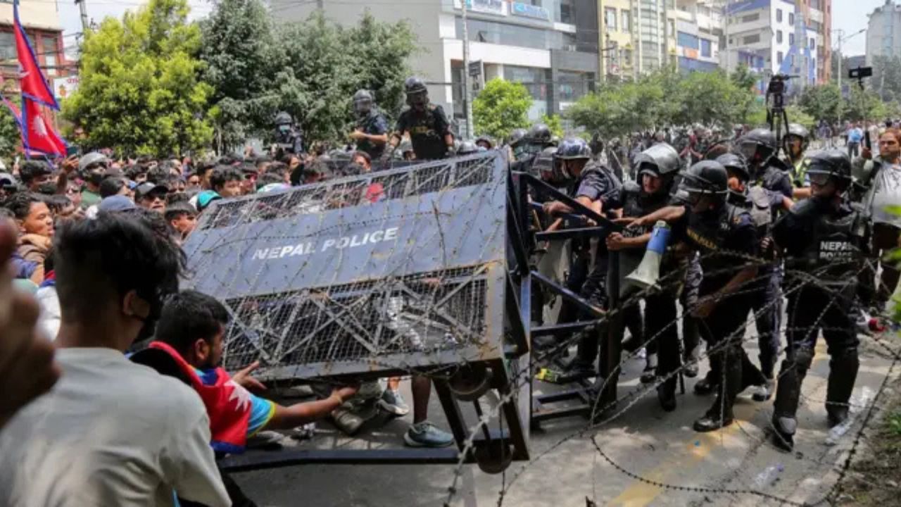 Nepal Protest: नेपाल में बढ़ती अस्थिरता, भारत सरकार ने कहा–अभी नेपाल मत जाइए, भारतीय नागरिकों को सावधानी बरतने की चेतावनी