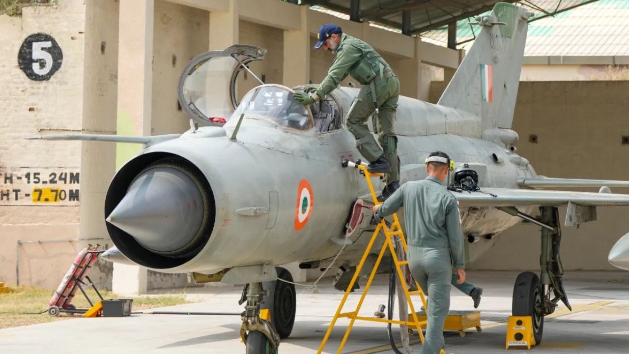 MiG-21 का आखिरी उड़ान समारोह आज! जानिए कैसे इस फाइटर ने छह दशकों तक भारत की हवा में राज किया!