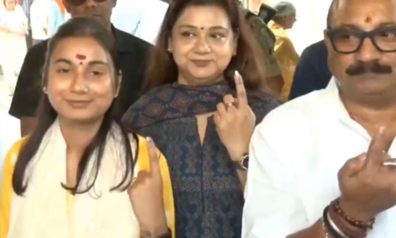 Bihar Assembly Elections: वोट डालने के बाद शंभवी चौधरी के दोनों हाथों पर स्याही! कांग्रेस-राजद ने उठाए बड़े सवाल