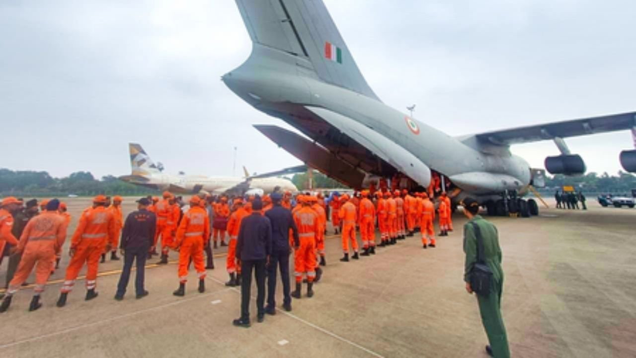 Cyclone Ditwa में चल रहा भारत का सबसे बड़ा रेस्क्यू मिशन—Mi-17 हेलिकॉप्टर ने कैसे बदला हालात?