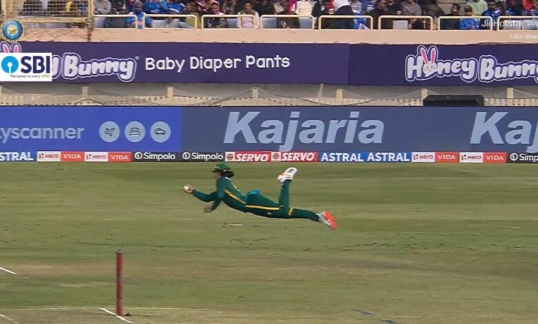 IND vs SA 1st ODI: दो साल बाद लौटे Ruturaj Gaikwad फेल, लेकिन Dewald Brevis का हैरतअंगेज़ कैच देख स्टेडियम दंग रह गया