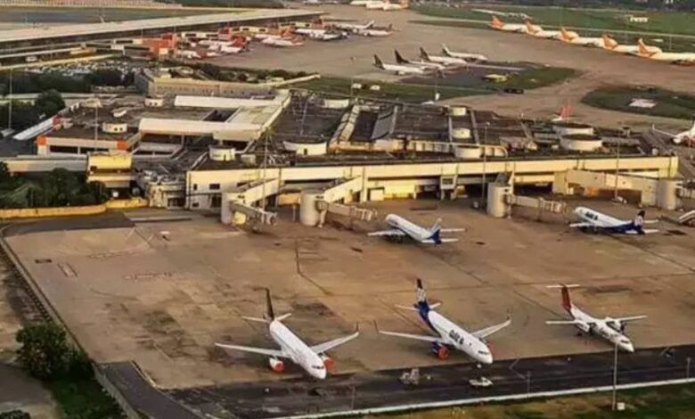 Delhi Airport: हज़ारों यात्रियों की परेशानियों का राज खुला! IGI एयरपोर्ट पर सॉफ्टवेयर खराबी ने उड़ानों को रोका