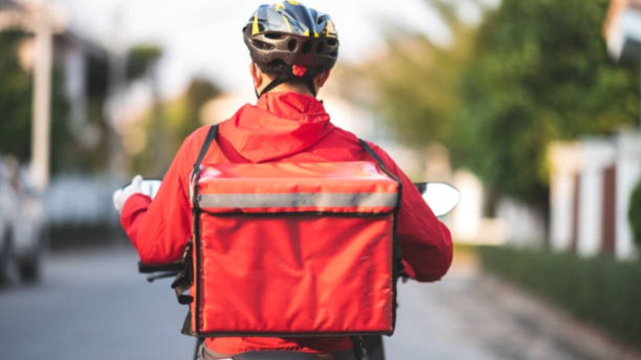 लाखों की नौकरी ठुकरा दी! सिर्फ Online Food Delivery के लिए किया ये अजीब और चौंकाने वाला फैसला
