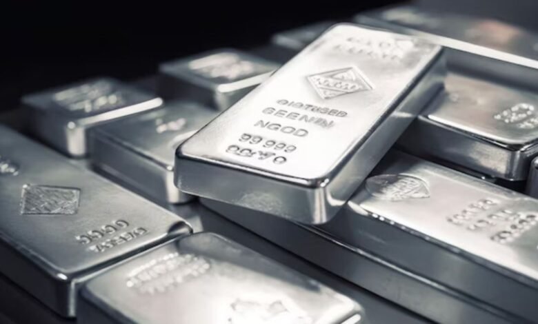 Silver Price Today: ₹2 लाख प्रति किलो पार कर चांदी ने इतिहास रचा, क्या यह तेजी लंबी अवधि तक जारी रहेगी?