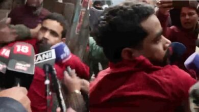 Delhi News: तुर्कमान गेट पत्थरबाजी के आरोपी को पुलिस ने कंधे से पकड़कर हटाया