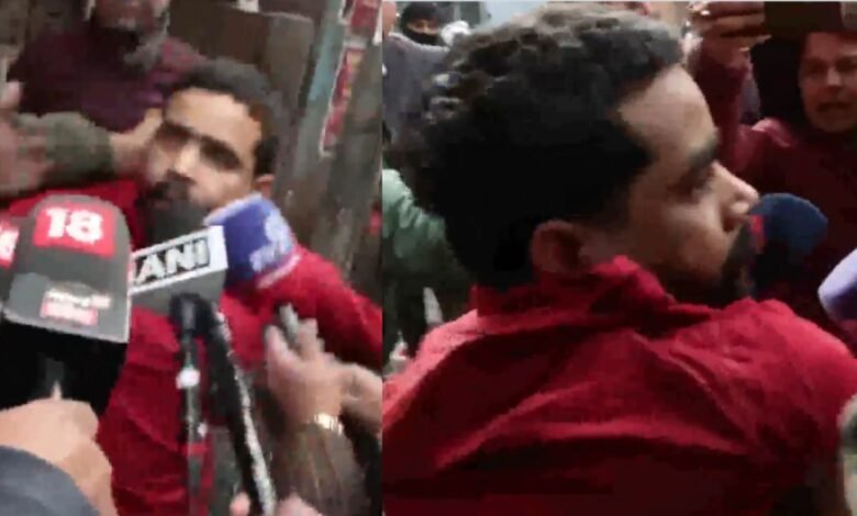 Delhi News: तुर्कमान गेट पत्थरबाजी के आरोपी को पुलिस ने कंधे से पकड़कर हटाया
