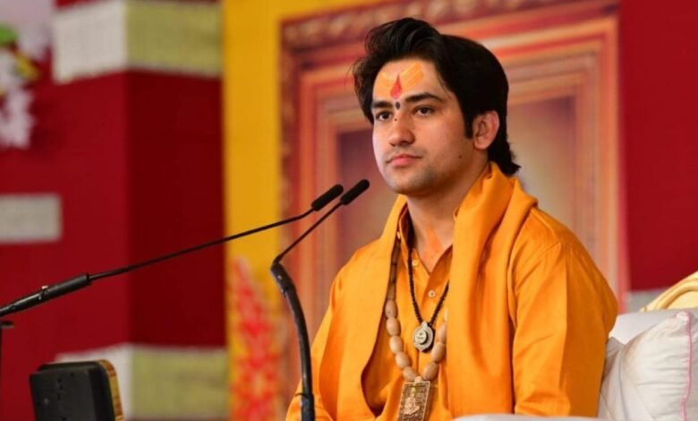 Bageshwar Maharaj के मंच से हुआ सनातन धर्म में परिवार का भावुक घर वापसी समारोह