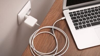 लैपटॉप चार्जिंग की ये गलतियां बैटरी को कर सकती हैं जल्दी खराब जानिए जरूरी टिप्स