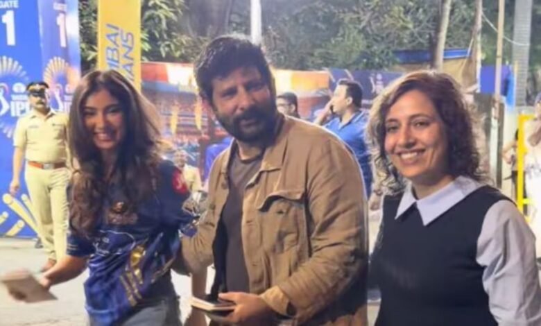 सारा अर्जुन की वानखेड़े स्टेडियम में झलक, भीड़ ने घेरा, पिता ने संभाला मोर्चा