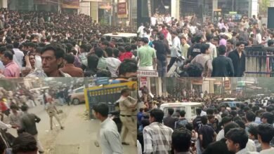 कोझिकोड में एक रुपये के जूते का ऑफर, भीड़ में भगदड़ और पुलिस लाठीचार्ज