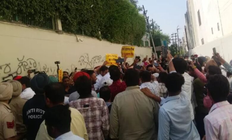 पार्टी छोड़ने पर भड़के कार्यकर्ता बोले जनता के साथ हुआ विश्वासघात बड़ा विवाद