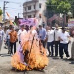 NEET पेपर लीक पर कांग्रेस का बड़ा प्रदर्शन केंद्र सरकार के खिलाफ नारेबाजी