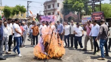 NEET पेपर लीक पर कांग्रेस का बड़ा प्रदर्शन केंद्र सरकार के खिलाफ नारेबाजी