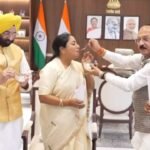 बंगाल नतीजों पर देशभर में जश्न, दिल्ली सचिवालय में रसगुल्ले और झालमुड़ी