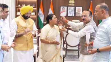 बंगाल नतीजों पर देशभर में जश्न, दिल्ली सचिवालय में रसगुल्ले और झालमुड़ी
