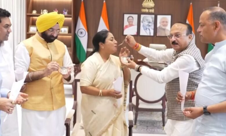 बंगाल नतीजों पर देशभर में जश्न, दिल्ली सचिवालय में रसगुल्ले और झालमुड़ी