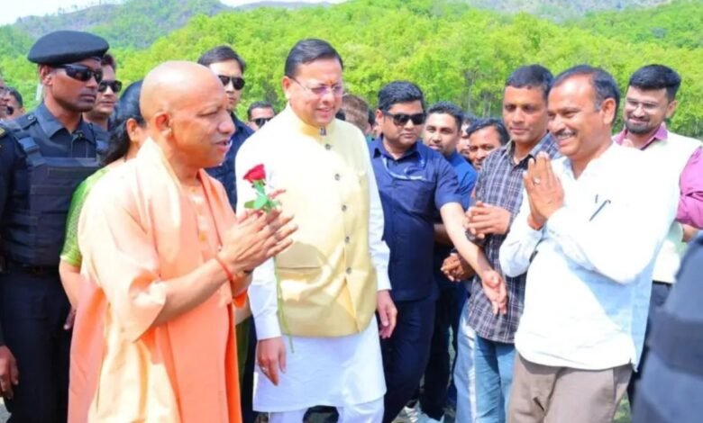 योगी आदित्यनाथ का गांव दौरा मंदिर पूजा और विकास परियोजनाओं का शिलान्यास