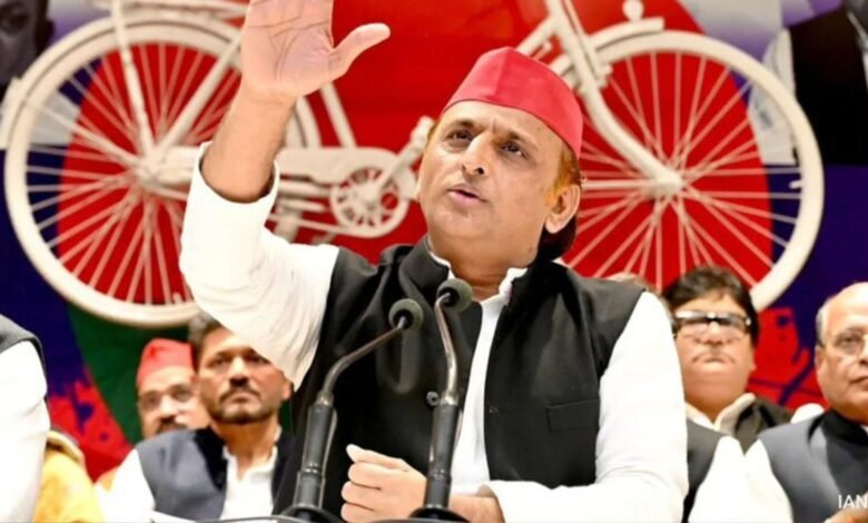 अखिलेश यादव ने जनता को साइकिल को बताया महंगाई से बचने का रास्ता