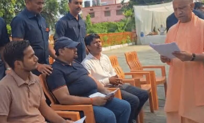 गोरखपुर में जनता दर्शन, सीएम योगी ने आवास और इलाज का दिया भरोसा