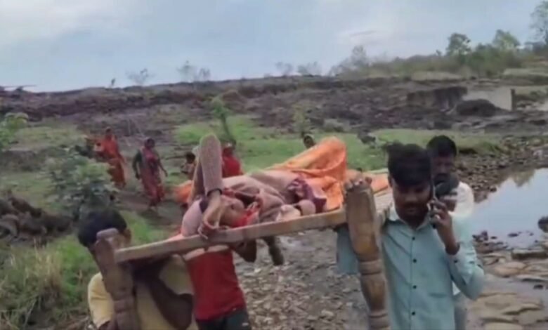 छिंदवाड़ा में खटिया पर नदी पार कराई गर्भवती, रास्ते में हुआ प्रसव