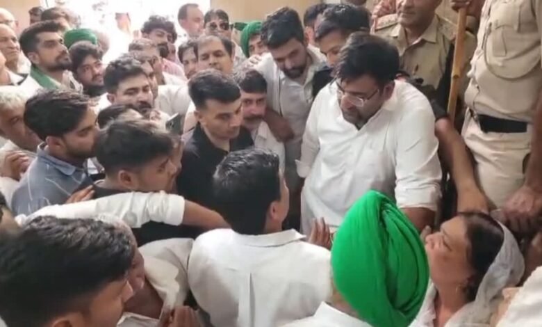 डीसी कार्यालय के बाहर बवाल, विधायक अर्जुन चौटाला और एसपी में तीखी नोकझोंक