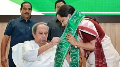 पूर्व IAS सुजाता कार्तिकेयन BJD में शामिल, नवीन पटनायक संग नई राजनीतिक पारी