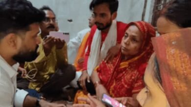 भरत तिवारी केस: परिजनों से मिले रितेश पांडेय, CBI जांच की उठाई मांग