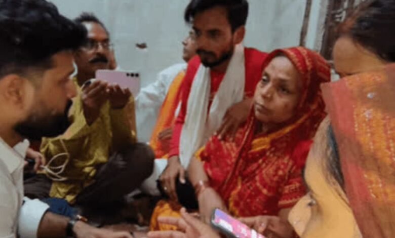 भरत तिवारी केस: परिजनों से मिले रितेश पांडेय, CBI जांच की उठाई मांग
