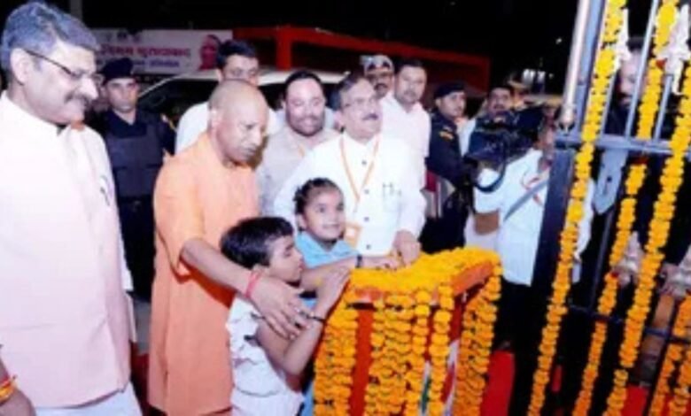 मुरादाबाद में सीएम योगी का भावुक अंदाज, वांची-आची के हाथों कराया श्री राम वाटिका का उद्घाटन