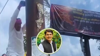 अखिलेश विरोधी पोस्टरों पर सपा का विरोध, पोल पर चढ़कर हटाए बैनर