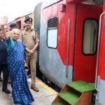 राज्यपाल आनंदीबेन पटेल ने फिर चुनी ट्रेन यात्रा, वंदे भारत से पहुंचीं प्रयागराज